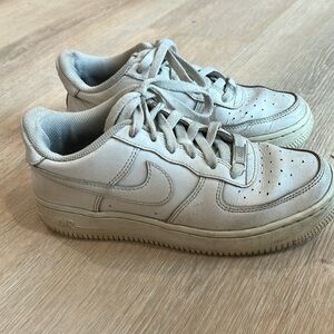 Kids size 5 / women’s size 7 Nike Air Force ones white trendy sneakers